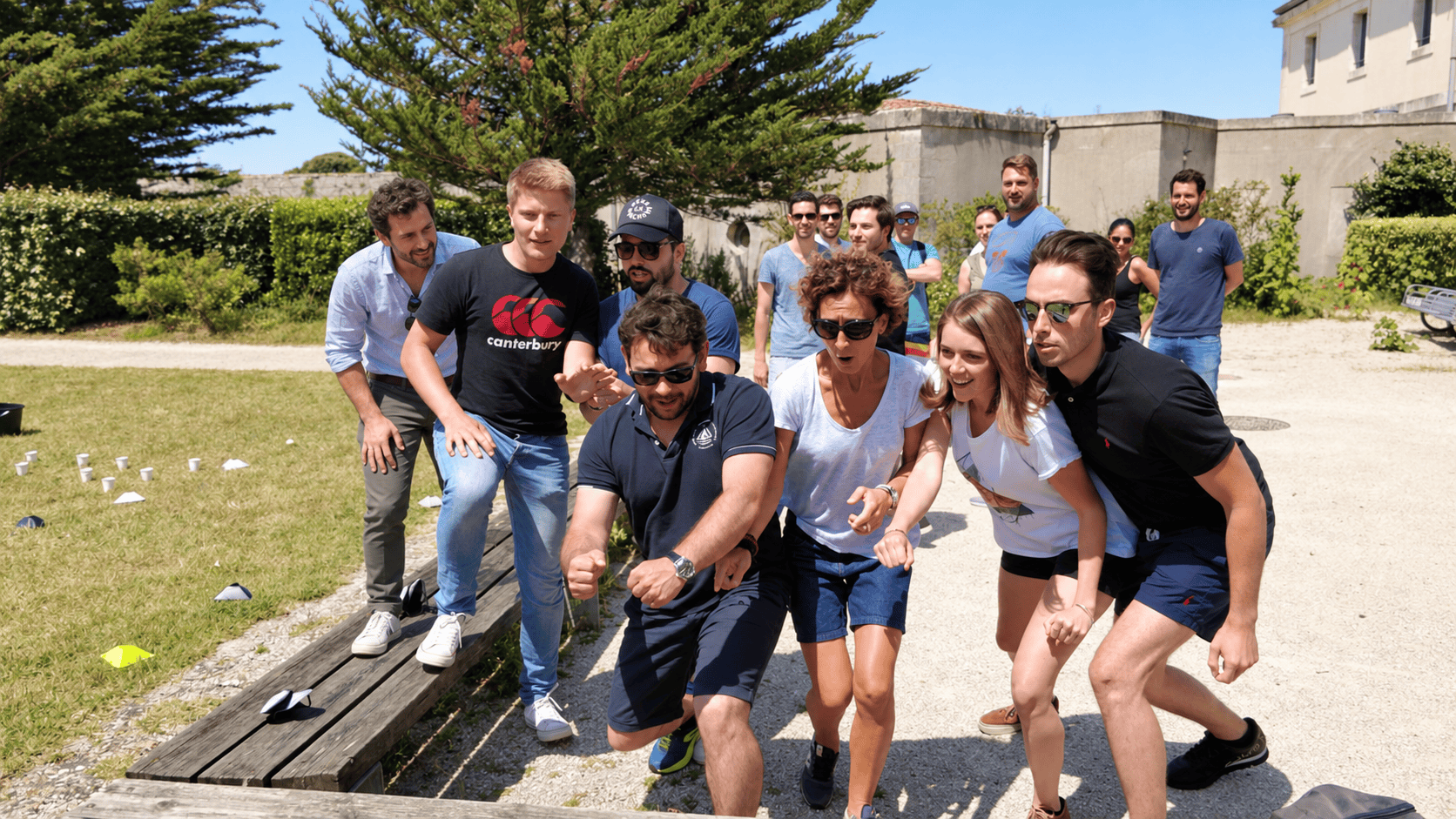 Team building entreprise : participants réunis autour d'une activité Ose&Nous